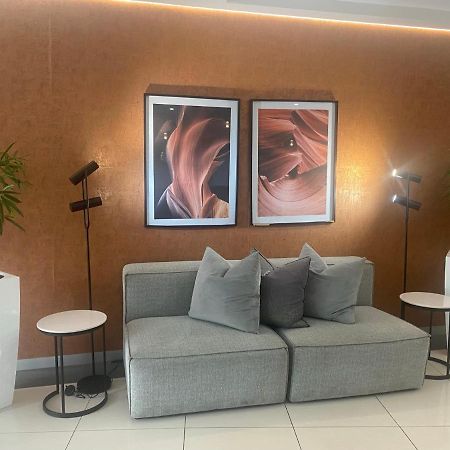 Lovely Rosebank 1-Bedroom Condo With Pool & Cinema Johannesburg Eksteriør billede