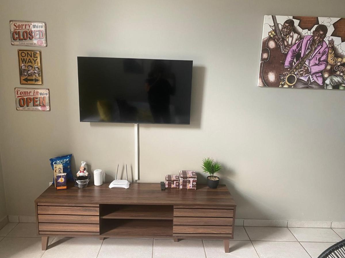 Lovely Rosebank 1-Bedroom Condo With Pool & Cinema Johannesburg Eksteriør billede