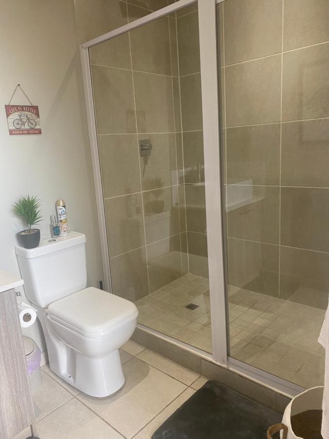 Lovely Rosebank 1-Bedroom Condo With Pool & Cinema Johannesburg Eksteriør billede