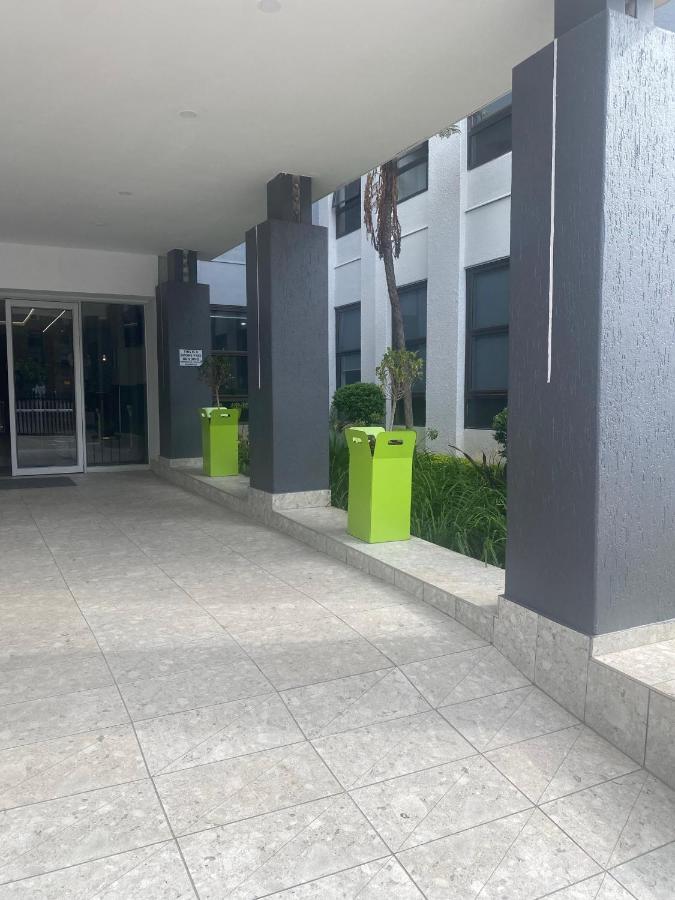 Lovely Rosebank 1-Bedroom Condo With Pool & Cinema Johannesburg Eksteriør billede