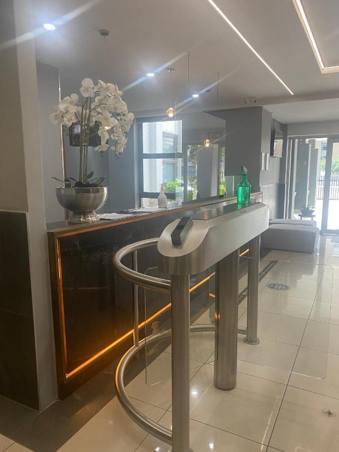 Lovely Rosebank 1-Bedroom Condo With Pool & Cinema Johannesburg Eksteriør billede