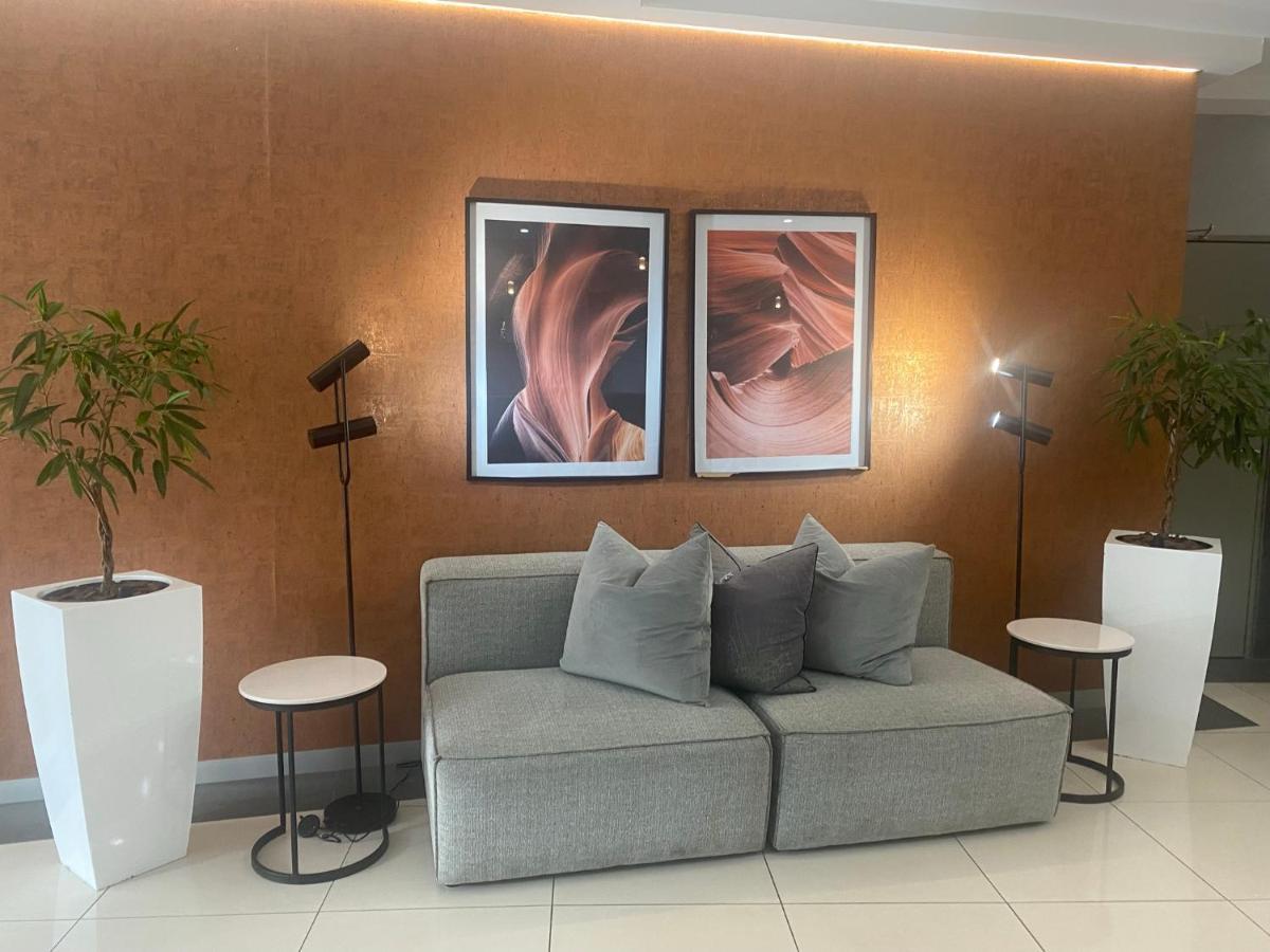 Lovely Rosebank 1-Bedroom Condo With Pool & Cinema Johannesburg Eksteriør billede