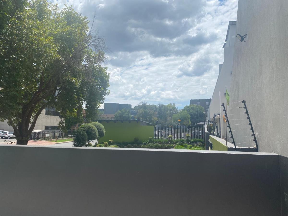 Lovely Rosebank 1-Bedroom Condo With Pool & Cinema Johannesburg Eksteriør billede