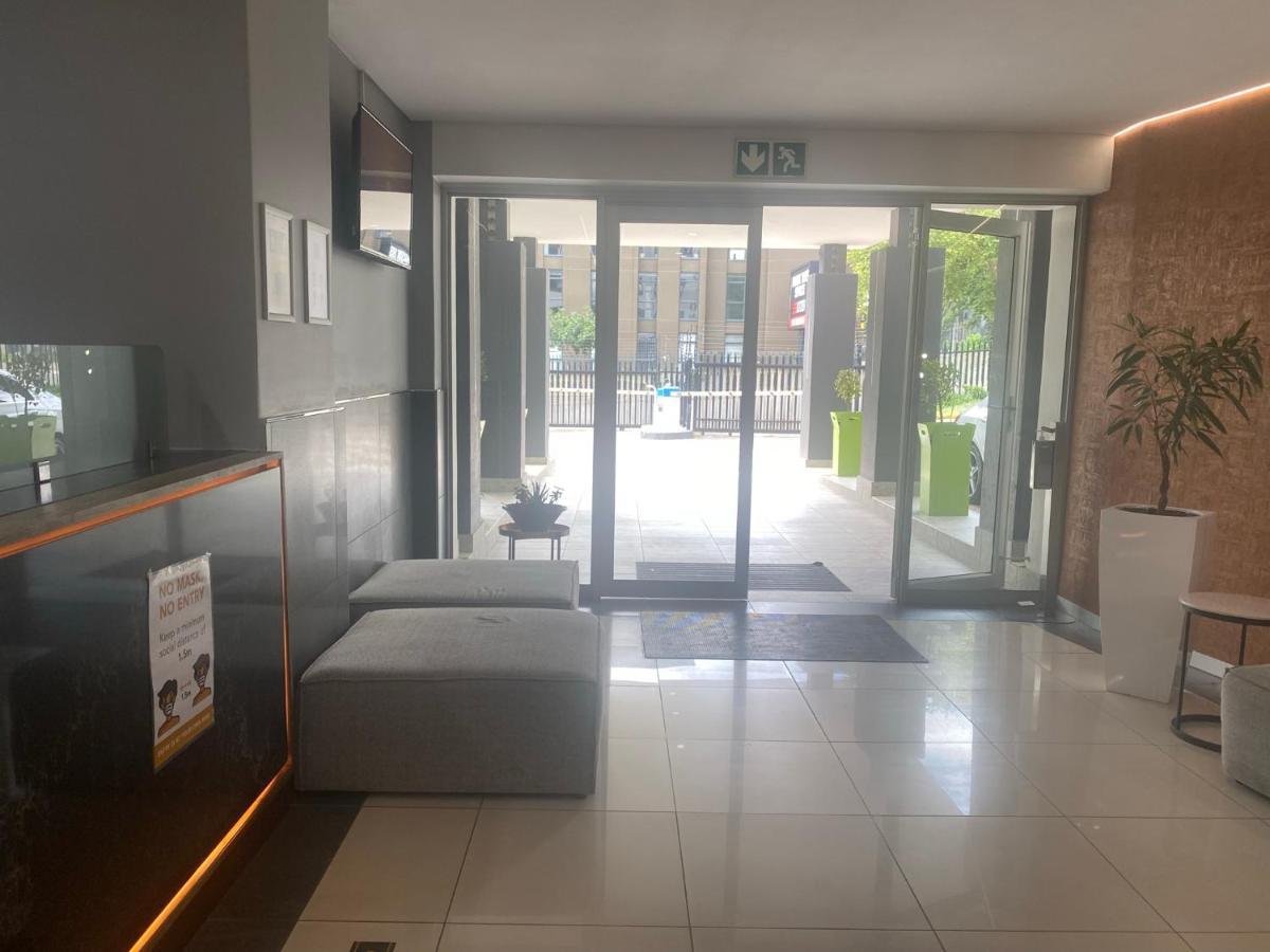 Lovely Rosebank 1-Bedroom Condo With Pool & Cinema Johannesburg Eksteriør billede