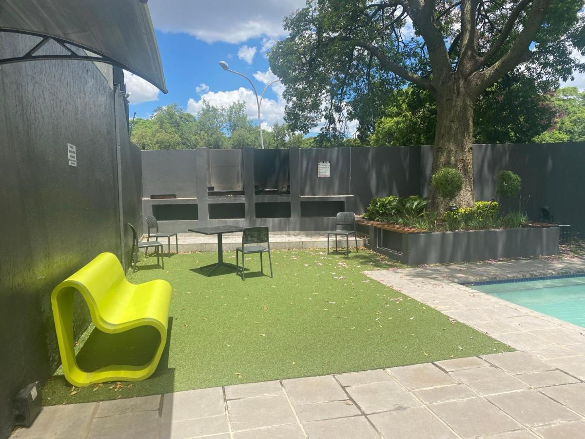 Lovely Rosebank 1-Bedroom Condo With Pool & Cinema Johannesburg Eksteriør billede