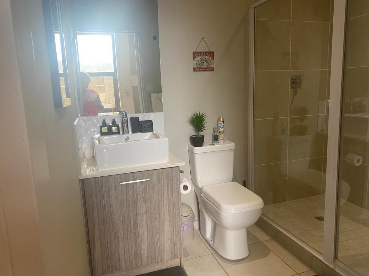 Lovely Rosebank 1-Bedroom Condo With Pool & Cinema Johannesburg Eksteriør billede