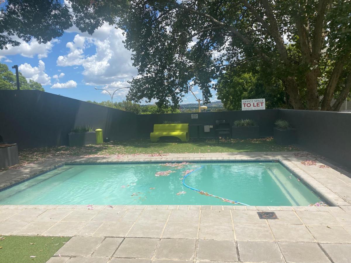 Lovely Rosebank 1-Bedroom Condo With Pool & Cinema Johannesburg Eksteriør billede