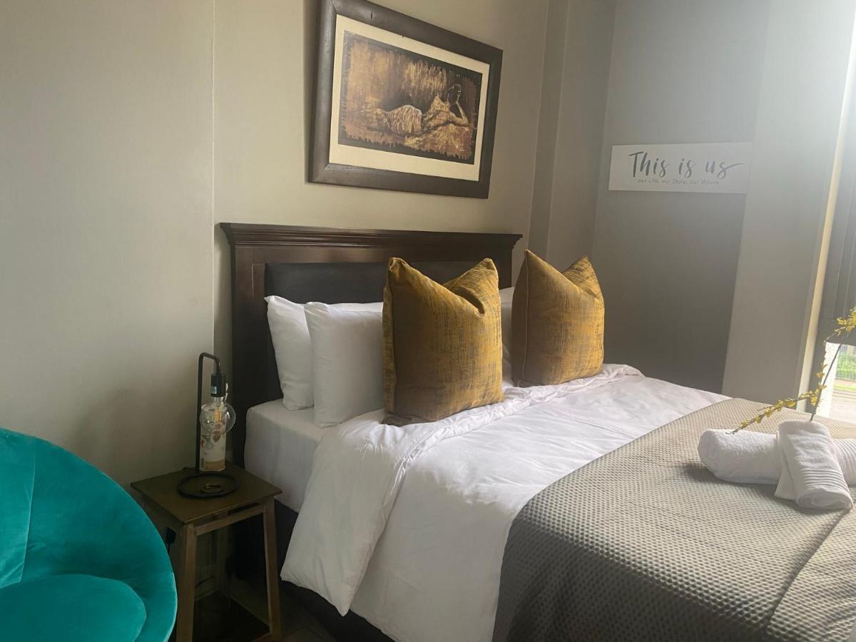 Lovely Rosebank 1-Bedroom Condo With Pool & Cinema Johannesburg Eksteriør billede