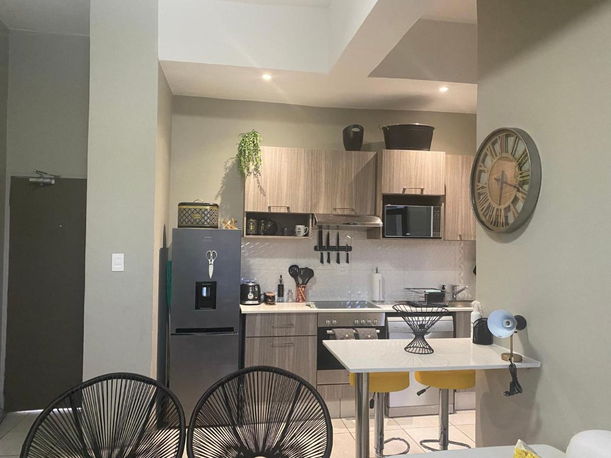 Lovely Rosebank 1-Bedroom Condo With Pool & Cinema Johannesburg Eksteriør billede